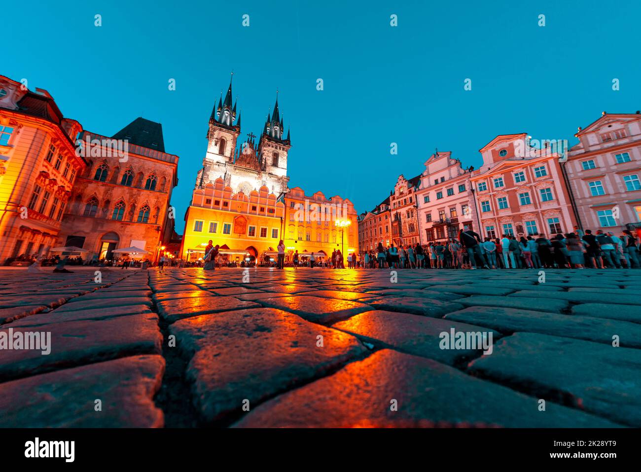 Chiesa di nostra Signora prima di Tyn (Chiesa di Tyn) nella piazza della Città Vecchia (stare Mesto) di notte. Praga, Repubblica Ceca Foto Stock