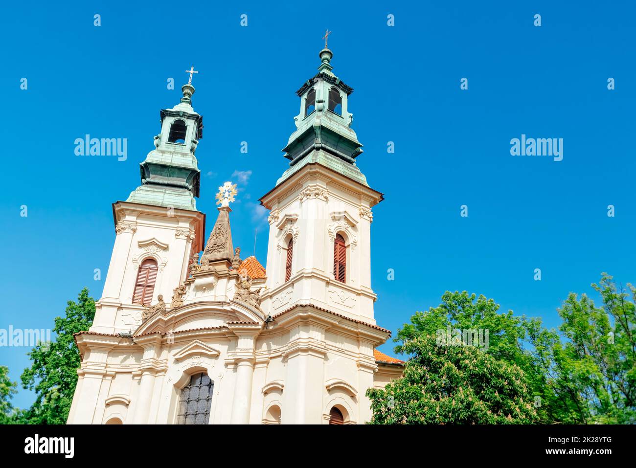 Due campanili della Chiesa di San Giovanni Nepomucky a Skalka. Praga, Repubblica Ceca Foto Stock