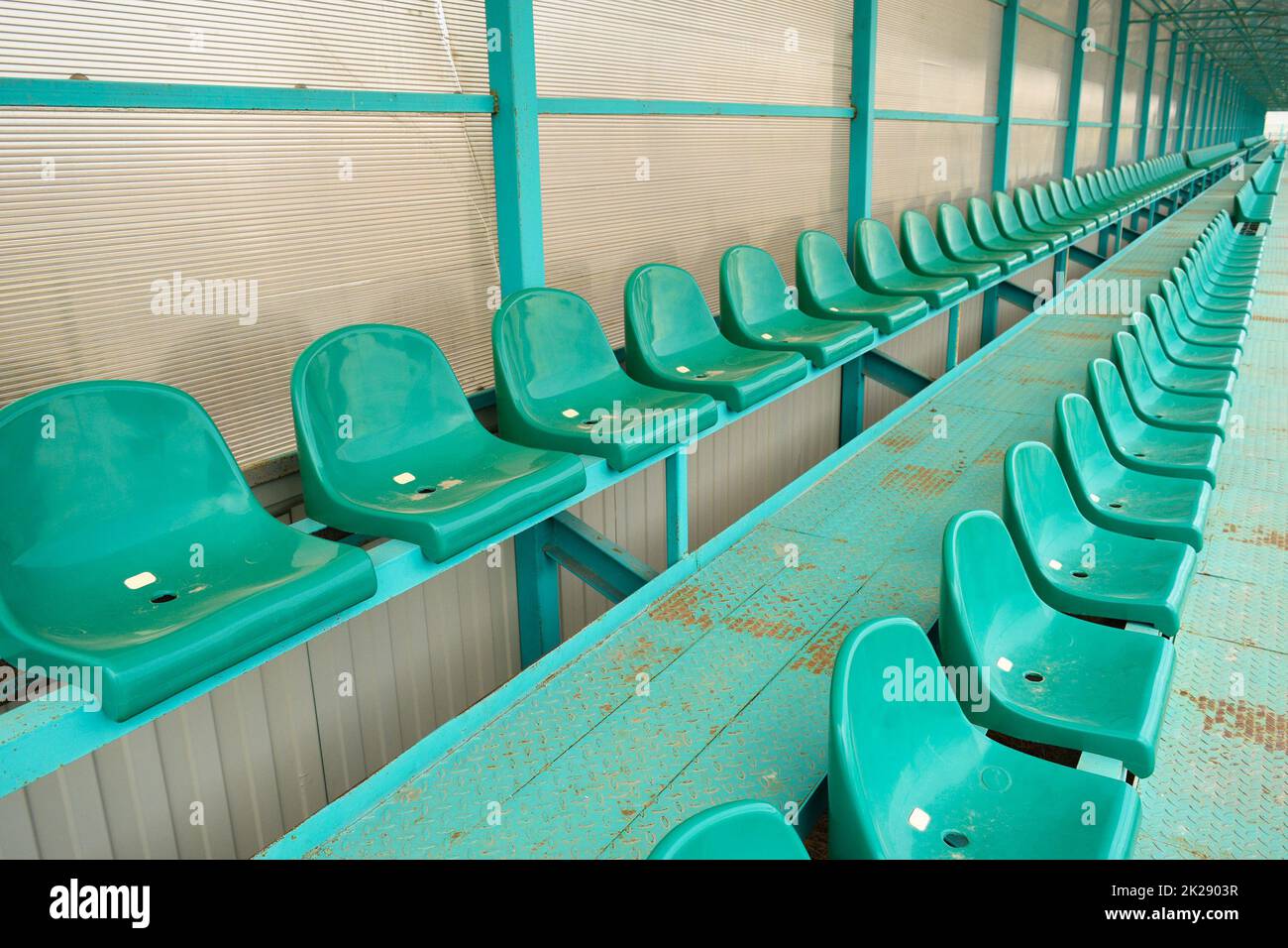 File di sedili in uno stadio vuoto. Sedi di verde presso lo stadio Foto Stock