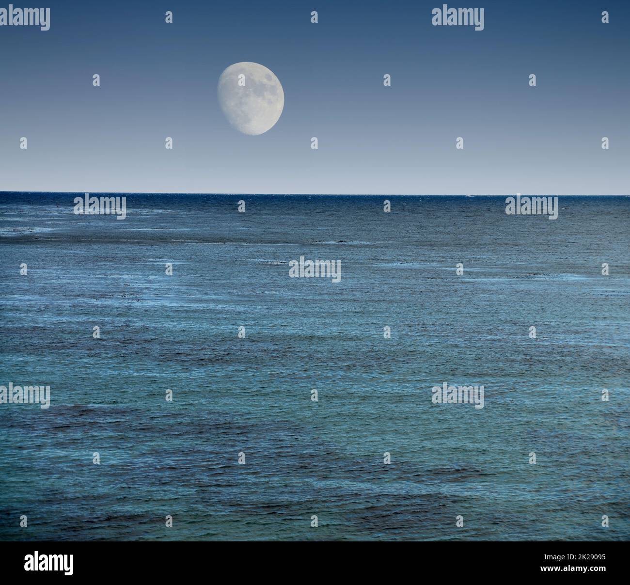 Luna ambientazione sull'Oceano Pacifico California Foto Stock