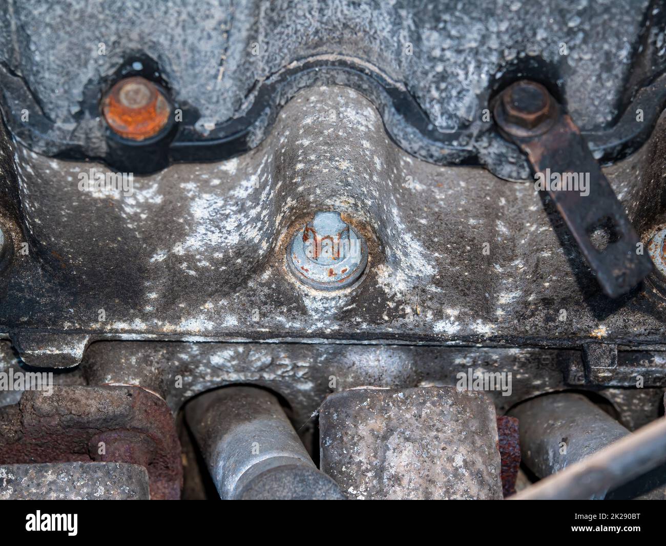 Vecchia vite di fissaggio del motore della vettura in metallo arrugginito. Foto Stock