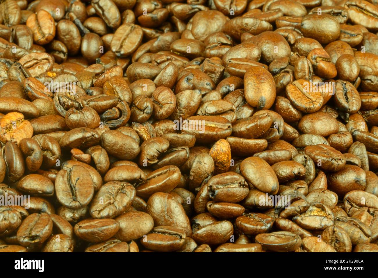 Macrofone di chicchi di caffè tostati. Struttura naturale. Grana di fondo caffè arrosto. Caffè arabo arrosto - ingrediente della bevanda calda. Chicchi di caffè marroni per lo sfondo e la consistenza Foto Stock