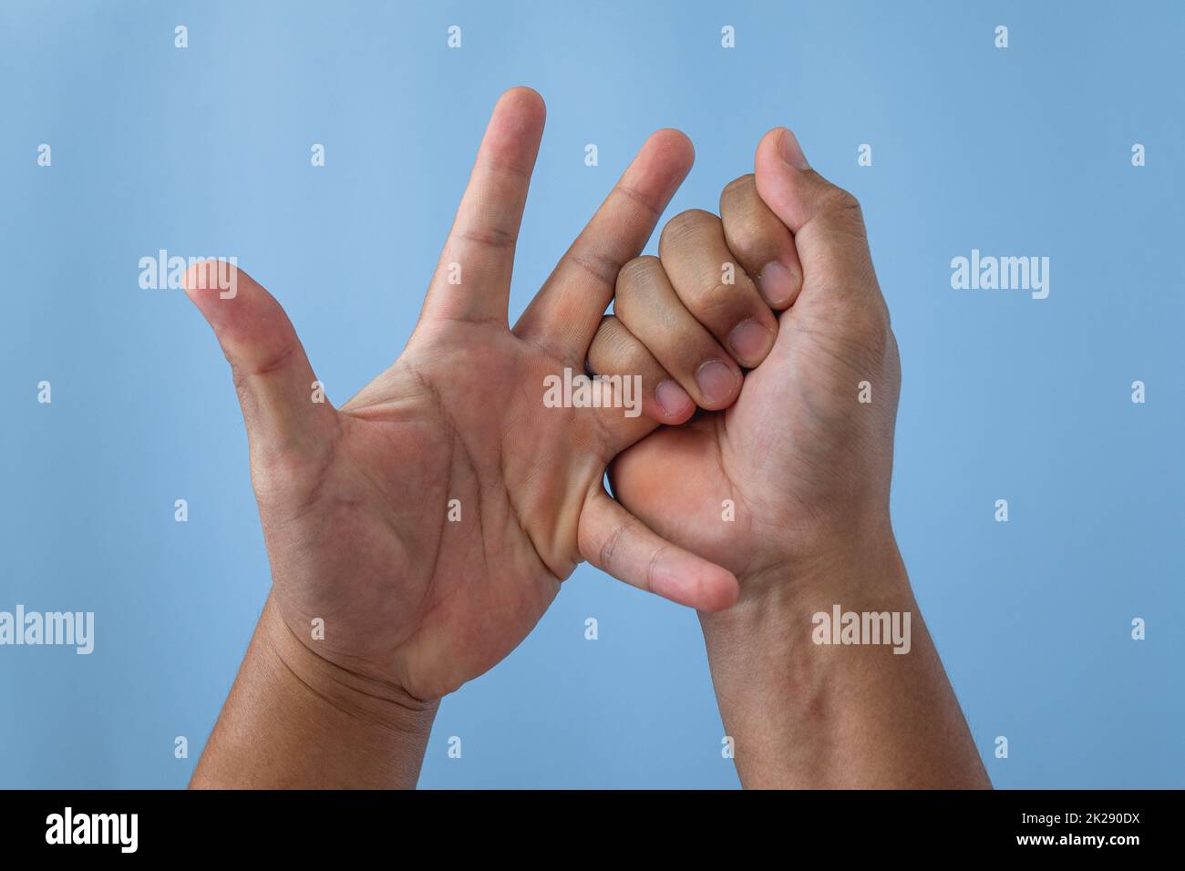 Concetto di sindrome da ufficio. La ghiera viene massaggiata e allungata dopo il lavoro. Primo piano isolato su sfondo blu. Vista frontale. Foto Stock