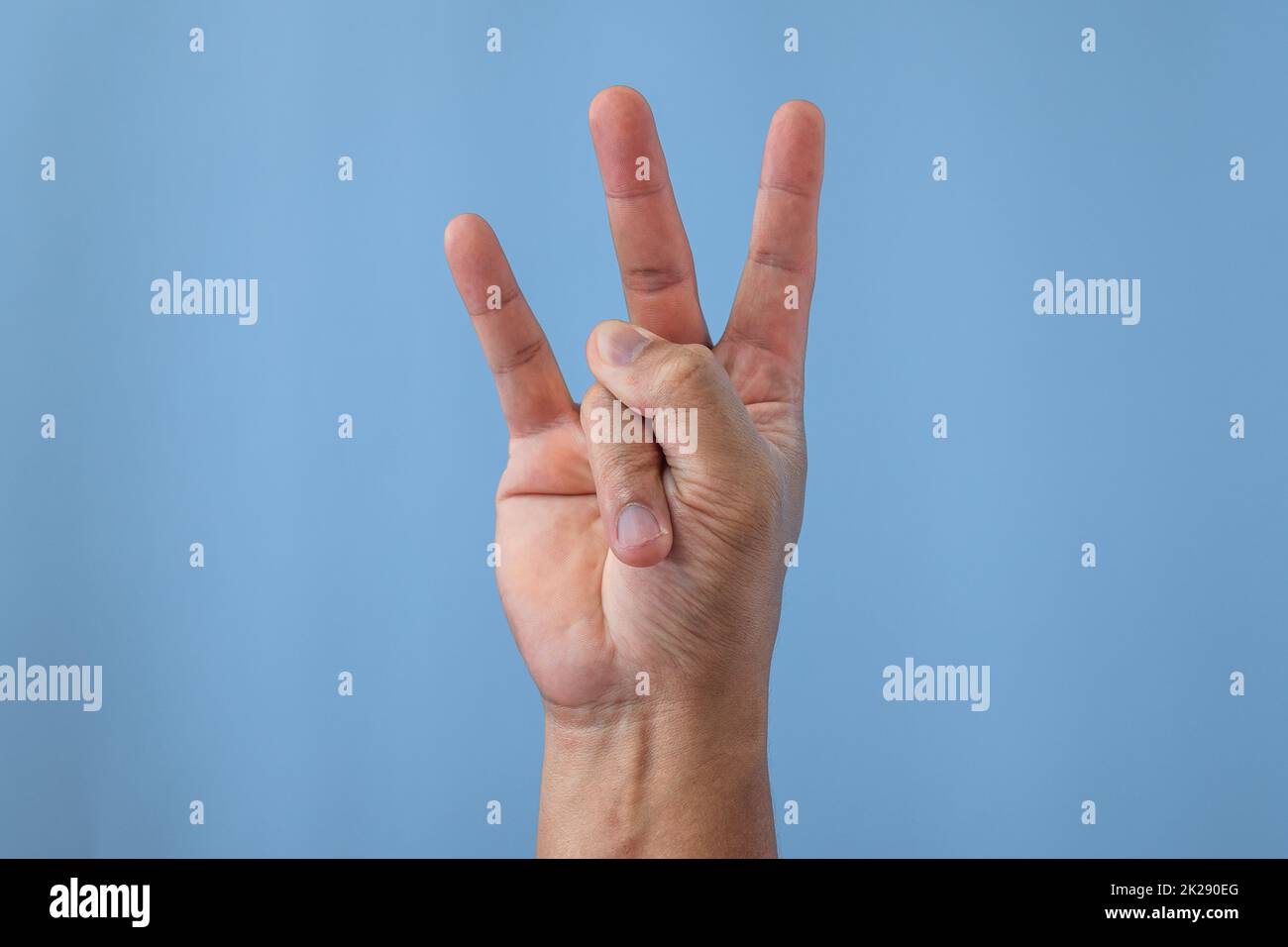 Concetto di sindrome da ufficio. La ghiera viene tesa dopo l'intervento. Lo scatto di primo piano isola su sfondo blu. Vista frontale. Foto Stock