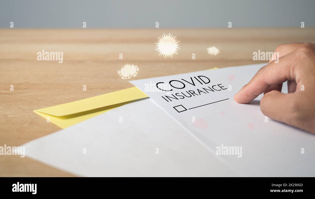 Modulo di assicurazione Covid con grafica di coronavirus overlay. È presente un campo vuoto per la conferma della firma. Carte sul tavolo. Foto Stock