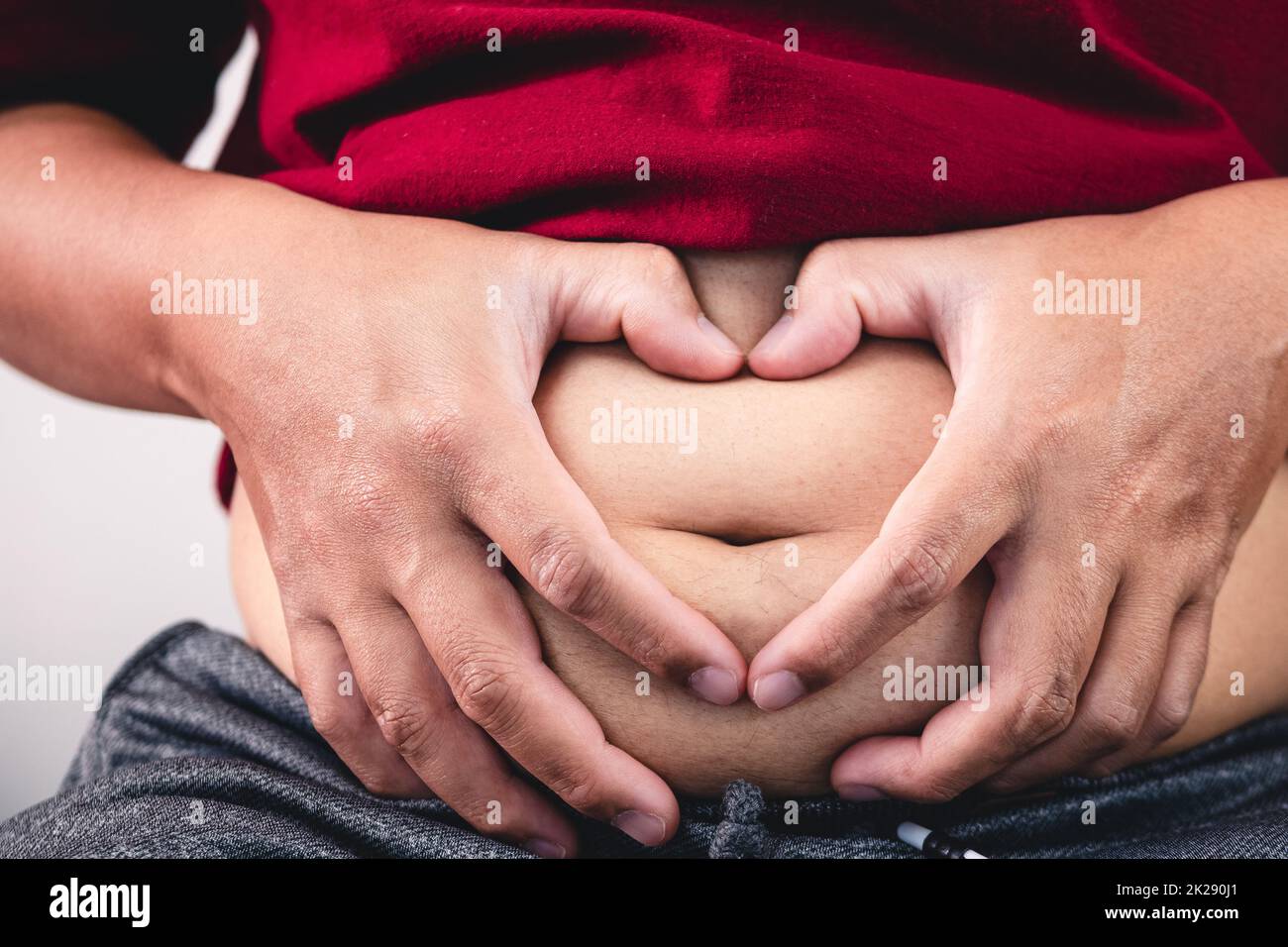 Carino segno di amore sul ventre. Consapevolezza del grasso nello stomaco. Concetto di San Valentino. Foto Stock