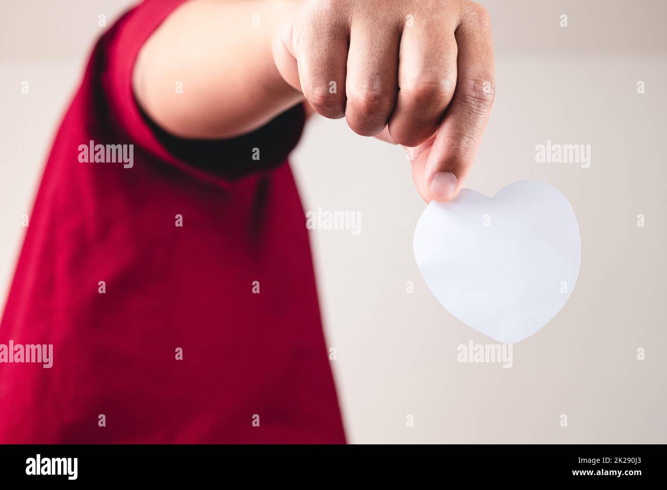 Dumping o conclusione del concetto di amore. L'uomo lascerà l'amore di qualcuno. Questo scatto è focalizzato sul cuore bianco. Foto Stock