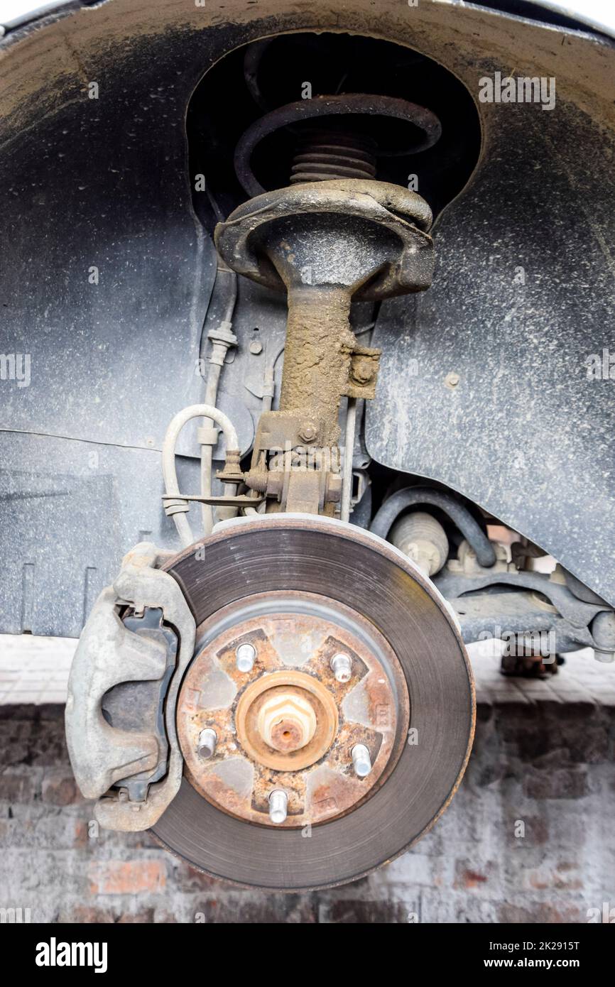 La vettura è un centinaio per le riparazioni. La ruota è stata rimossa. Sostituzione dell'ammortizzatore Foto Stock