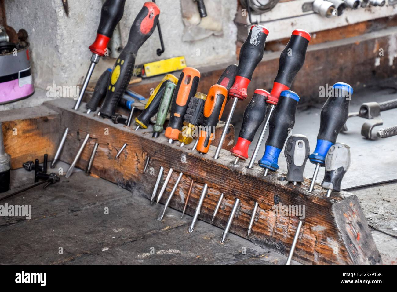 Cacciaviti e gli altri strumenti in garage auto Foto Stock