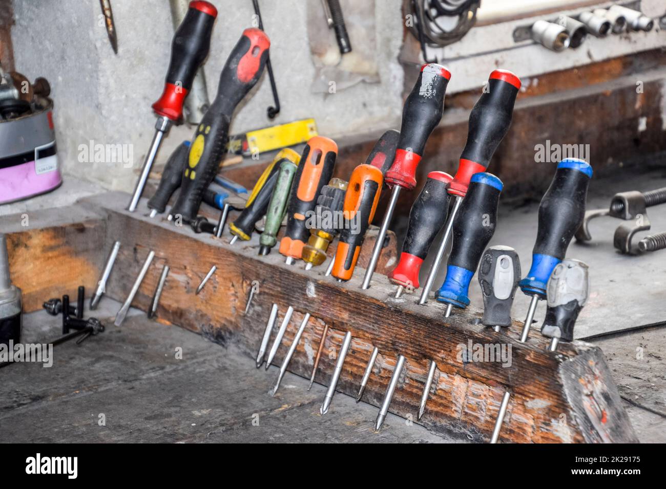 Cacciaviti e gli altri strumenti in garage auto Foto Stock