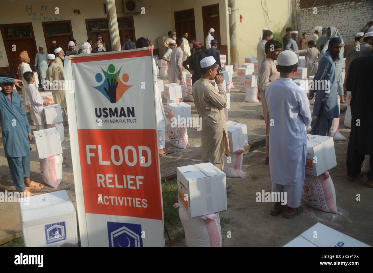 Peshawar, Pakistan. 22nd Set, 2022. Le persone colpite dalle inondazioni ricevono aiuti di soccorso distribuiti dalla Fondazione al Khidmat nel distretto di Nowshera, villaggio di Garhi Momin, provincia di Khyber Pakhtunkhwa. (Foto di Hussain Ali/Pacific Press) Credit: Pacific Press Media Production Corp./Alamy Live News Foto Stock