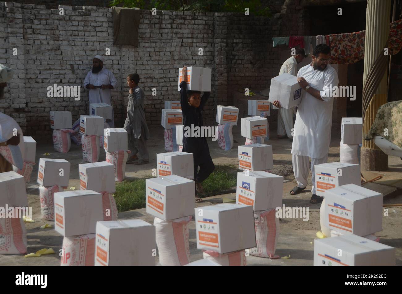 Peshawar, Pakistan. 22nd Set, 2022. Le persone colpite dalle inondazioni ricevono aiuti di soccorso distribuiti dalla Fondazione al Khidmat nel distretto di Nowshera, villaggio di Garhi Momin, provincia di Khyber Pakhtunkhwa. (Foto di Hussain Ali/Pacific Press) Credit: Pacific Press Media Production Corp./Alamy Live News Foto Stock