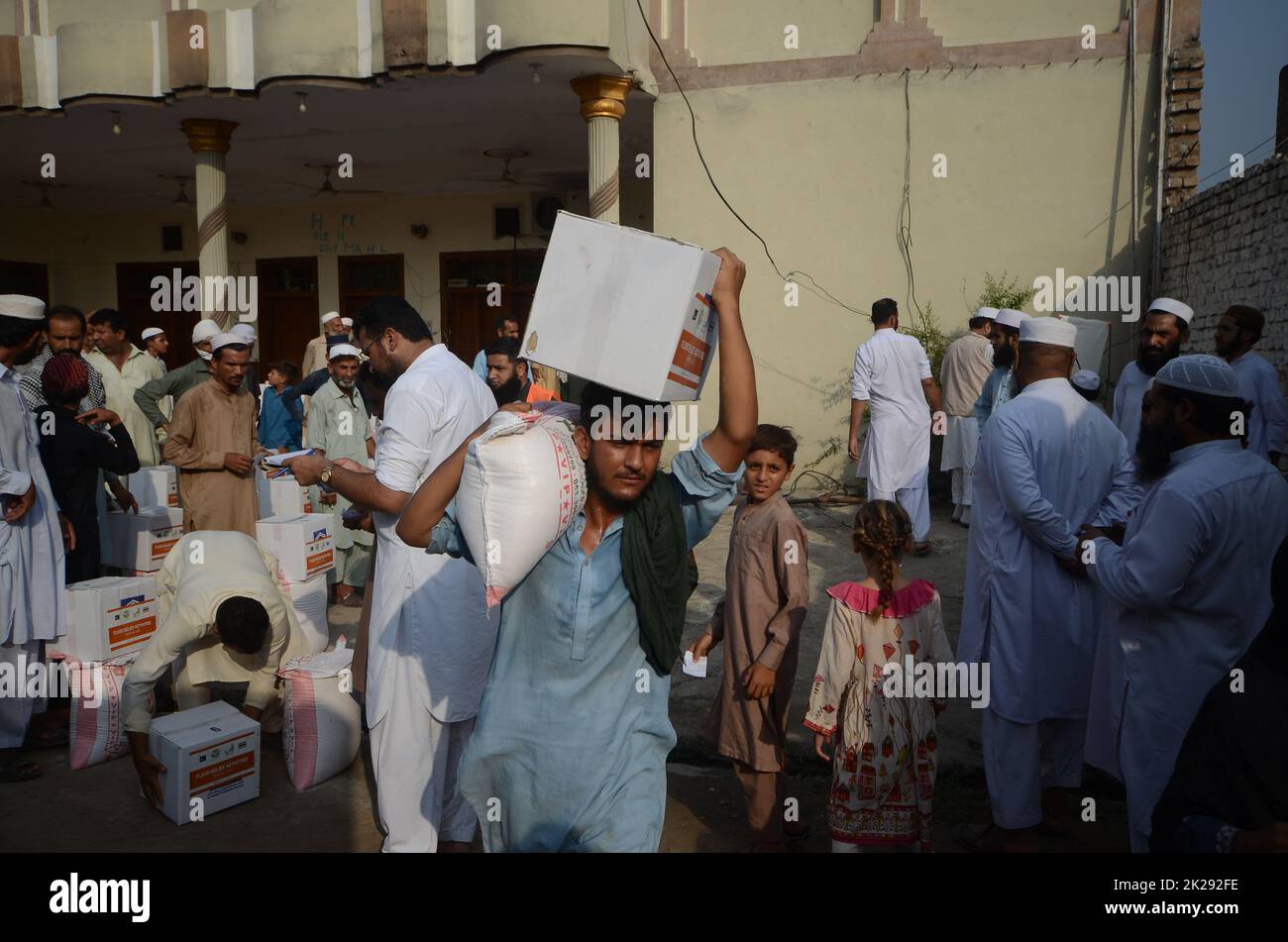 Peshawar, Pakistan. 22nd Set, 2022. Le persone colpite dalle inondazioni ricevono aiuti di soccorso distribuiti dalla Fondazione al Khidmat nel distretto di Nowshera, villaggio di Garhi Momin, provincia di Khyber Pakhtunkhwa. (Foto di Hussain Ali/Pacific Press) Credit: Pacific Press Media Production Corp./Alamy Live News Foto Stock