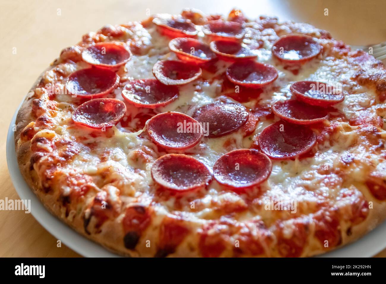 Pizza rettangolare con formaggio, salame, olive e pomodori da vicino in una  teglia da forno sul tavolo. Verticale Foto stock - Alamy