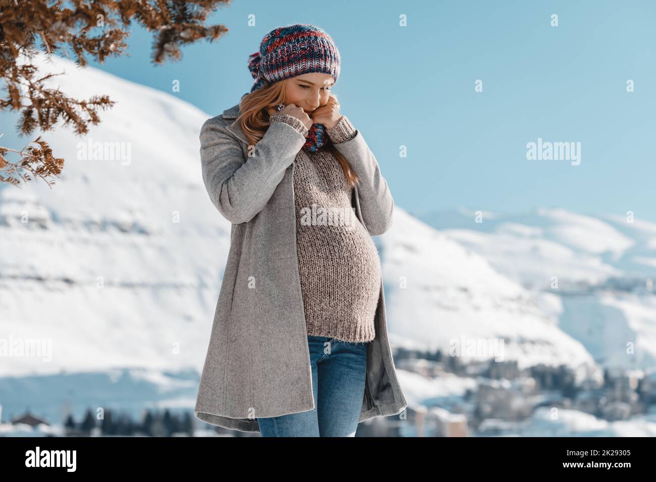 Donna incinta carina durante le vacanze invernali Foto Stock