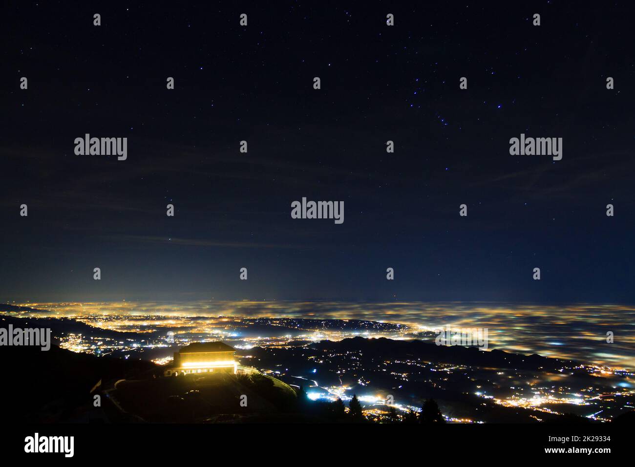 Illuminazione semplice parzialmente coperta da nebbia, luci soffuse Foto Stock