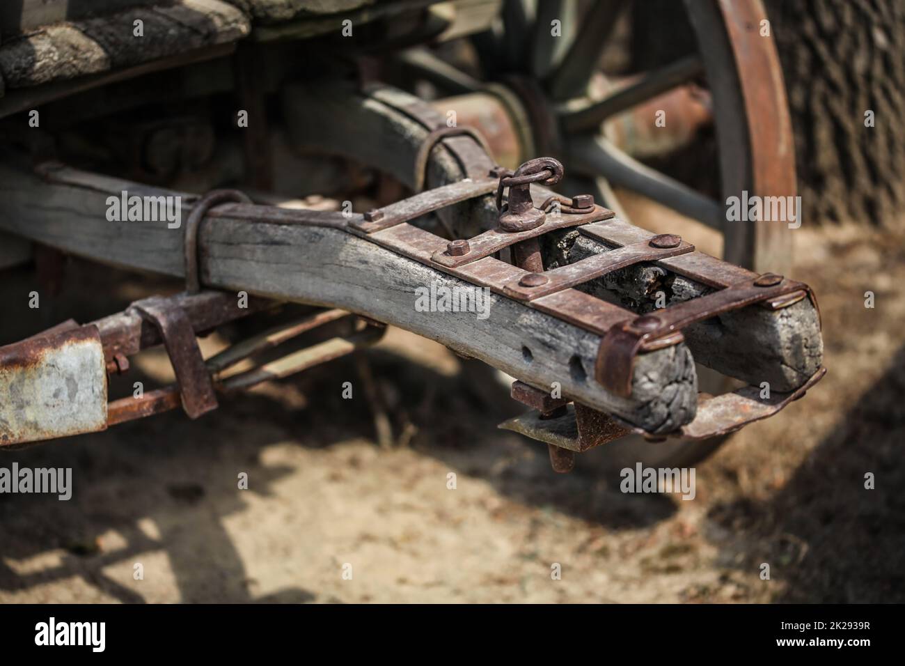 Dettagli sul vecchio arrugginito carro in legno il meccanismo di collegamento. Foto Stock