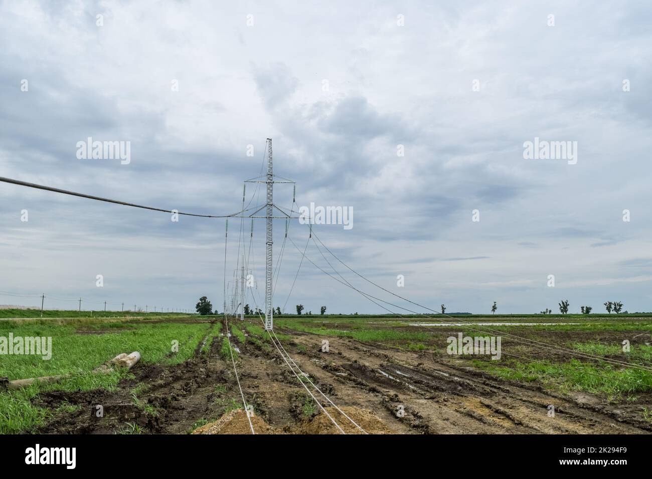 Montaggio e installazione del nuovo supporto di una linea di alimentazione Foto Stock