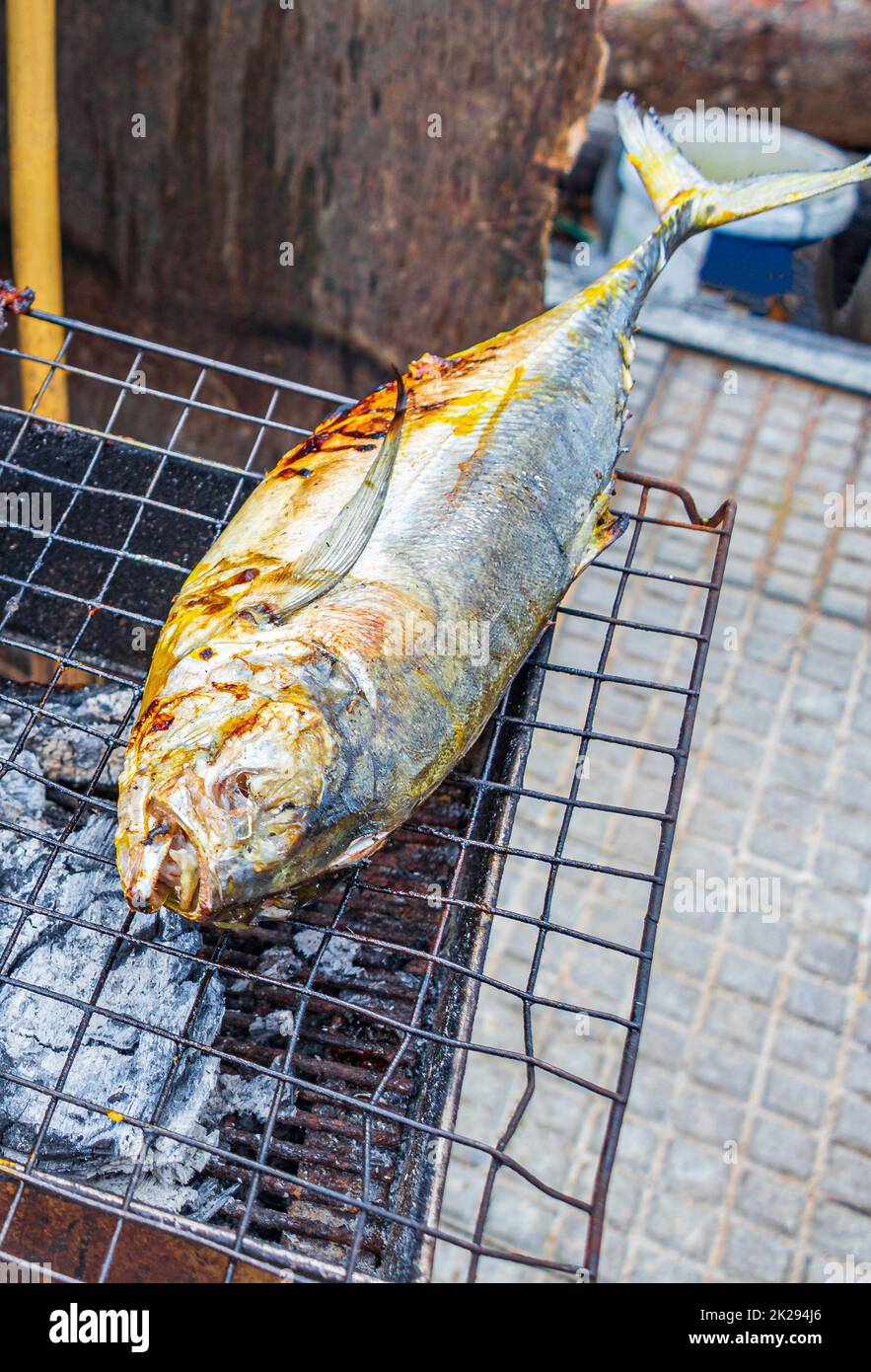 Thai cibo barbecue pesce alla griglia Naithon Beach Phuket Thailandia. Foto Stock