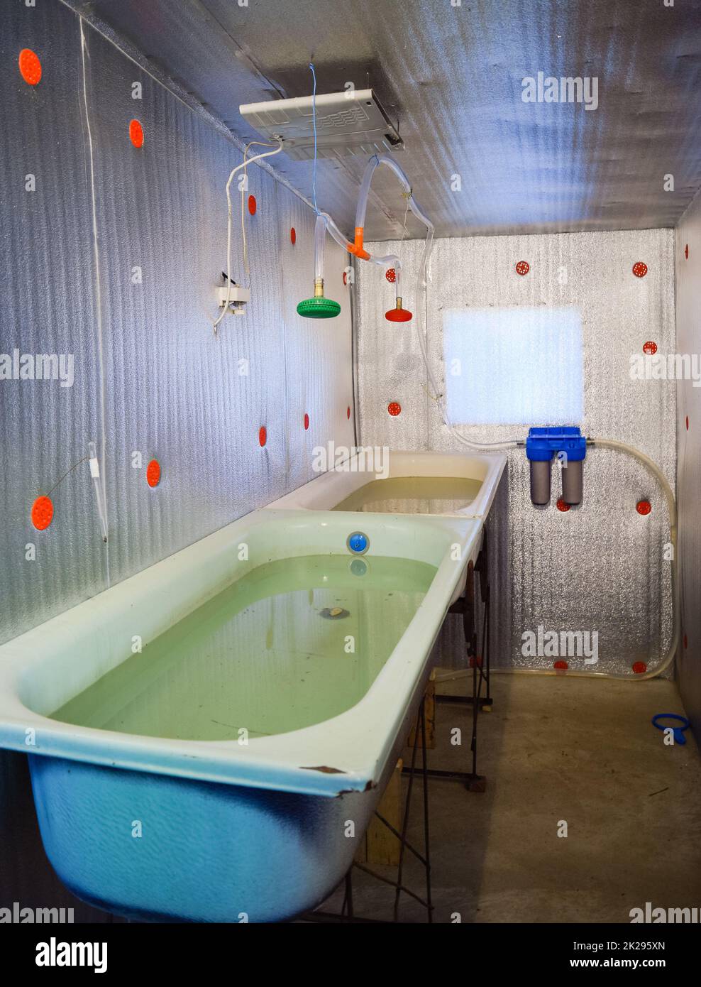 Una camera per far crescere gli avannotti. Vasca da bagno per la Repubblica federale di Iugoslavia. Un pesce-vivaio Foto Stock
