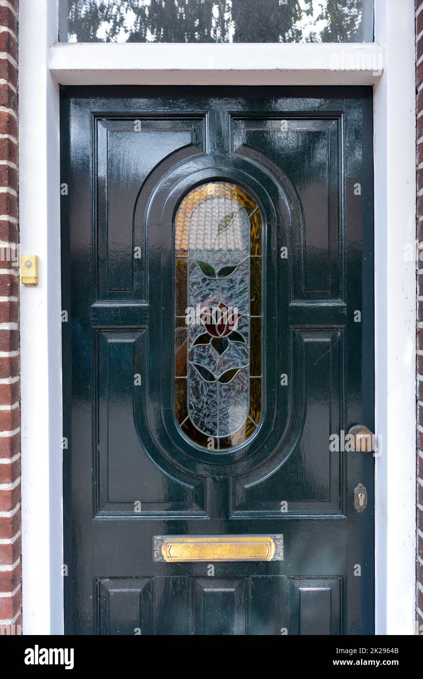 Porta con inserto in vetro artistico su una casa nei Paesi Bassi Foto Stock