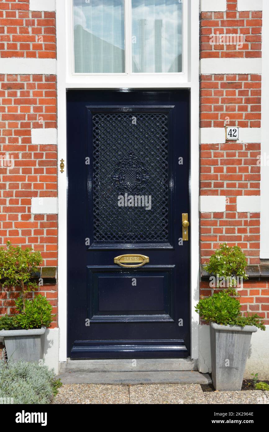 Una porta blu su una casa nei Paesi Bassi Foto Stock