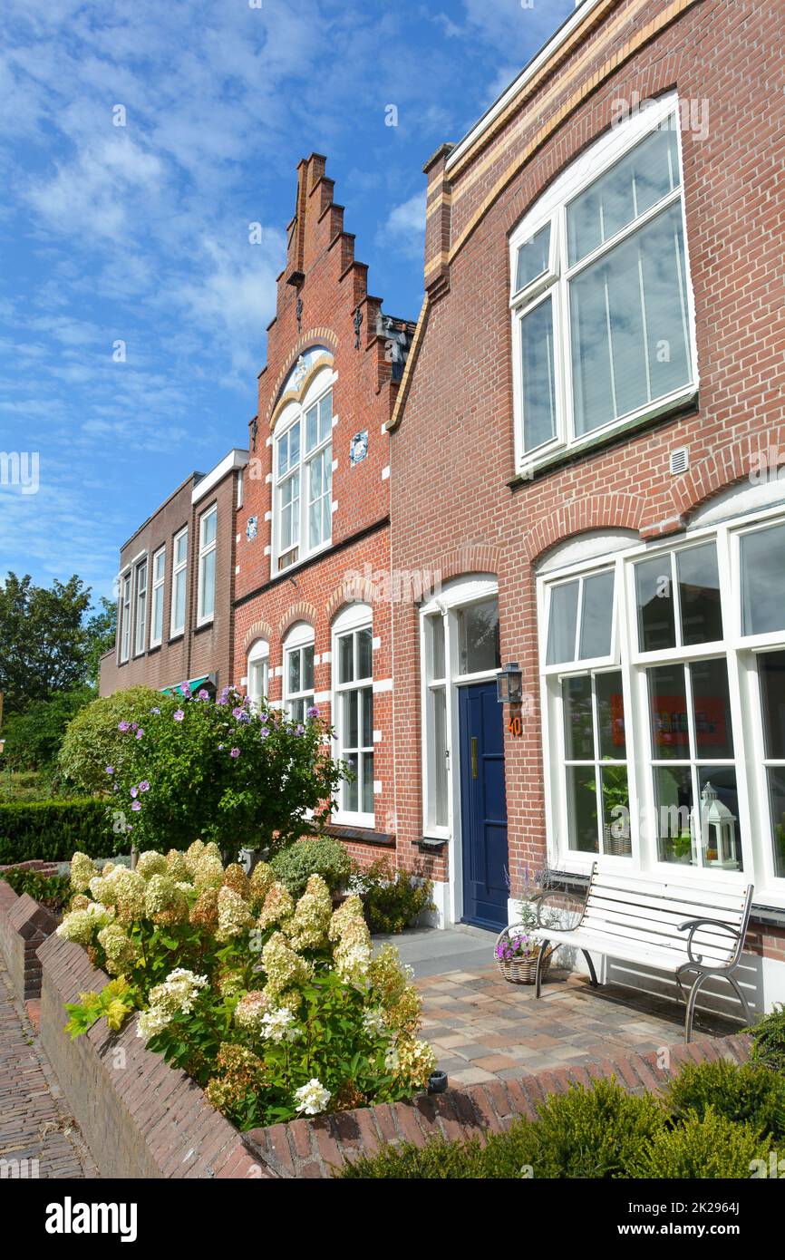 Facciata tipica della casa con giardino frontale nei Paesi Bassi Foto Stock