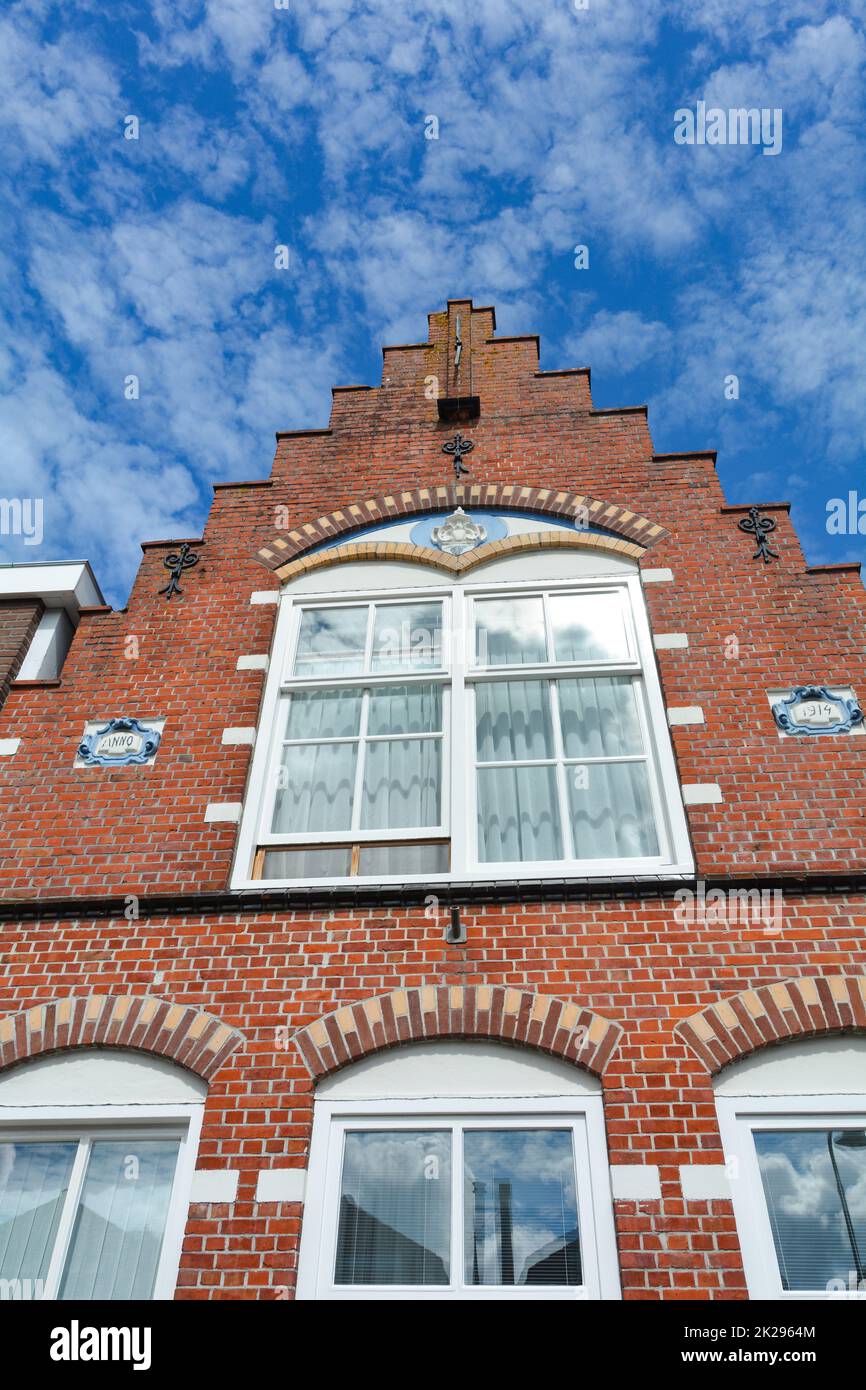 Facciata tipica della casa nel centro storico DI ZIERIKZEE in Zeeland, Paesi Bassi Foto Stock