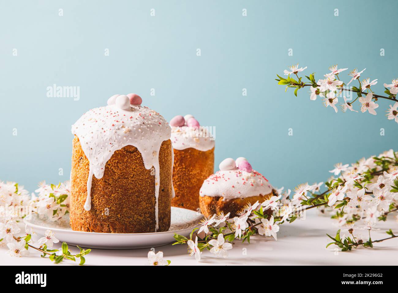 Torta di Pasqua con glace glace glace glacing e decorazione. Cartolina con pane pasquale. Tradizioni cristiane. Spazio di copia. Sfondo bianco. Foto Stock