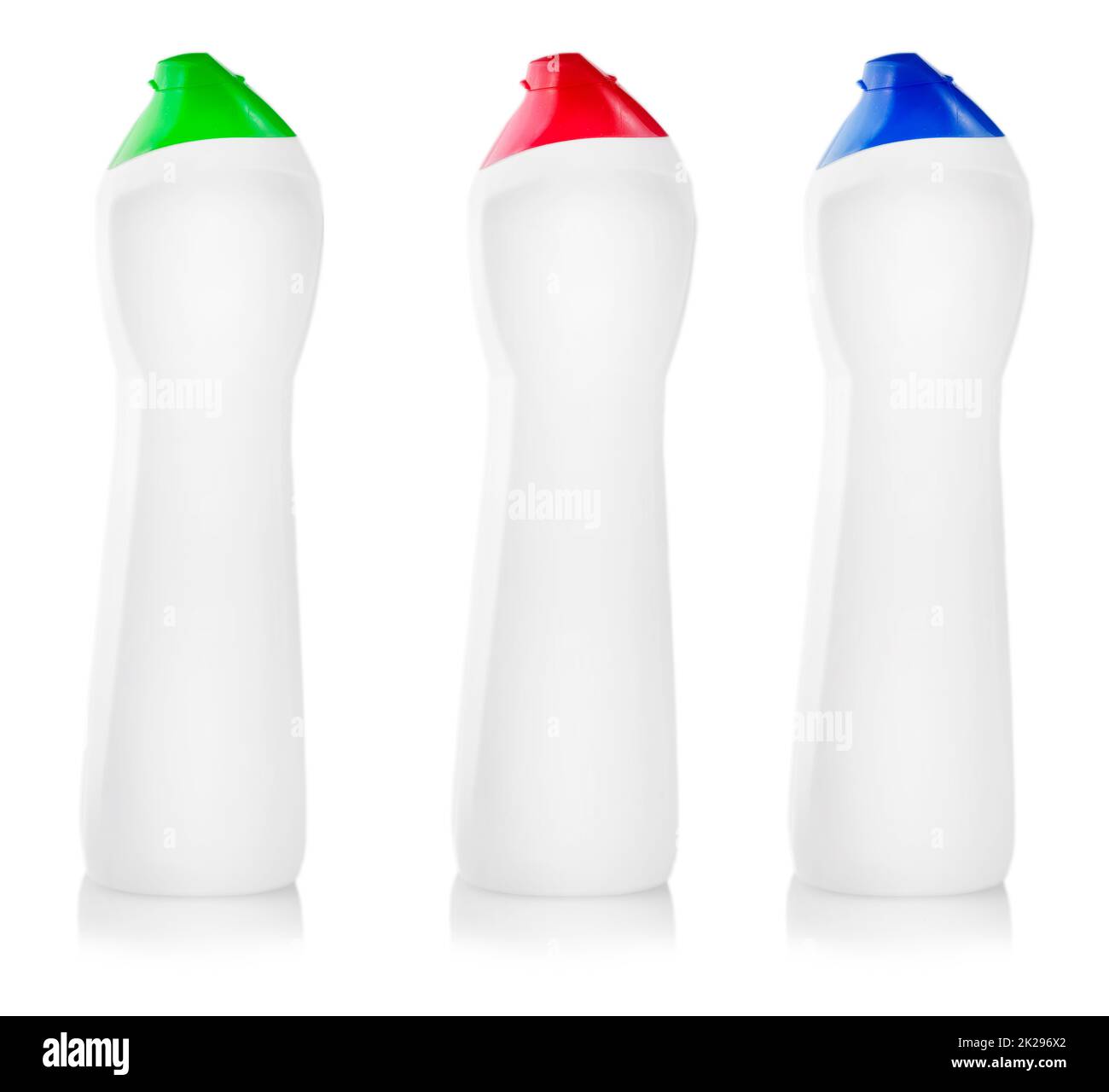 Detergente universale. Fotografia di una bottiglia di plastica bianca con detersivo liquido per bucato, detergente, candeggina o ammorbidente per tessuti - isolata su sfondo bianco Foto Stock