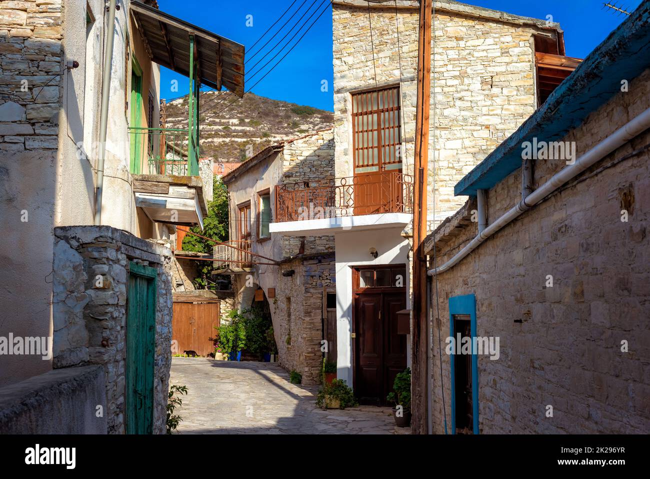 Vecchie case sulla strada stretta del villaggio di montagna di Kato Drys. Distretto di Larnaca, Cipro Foto Stock