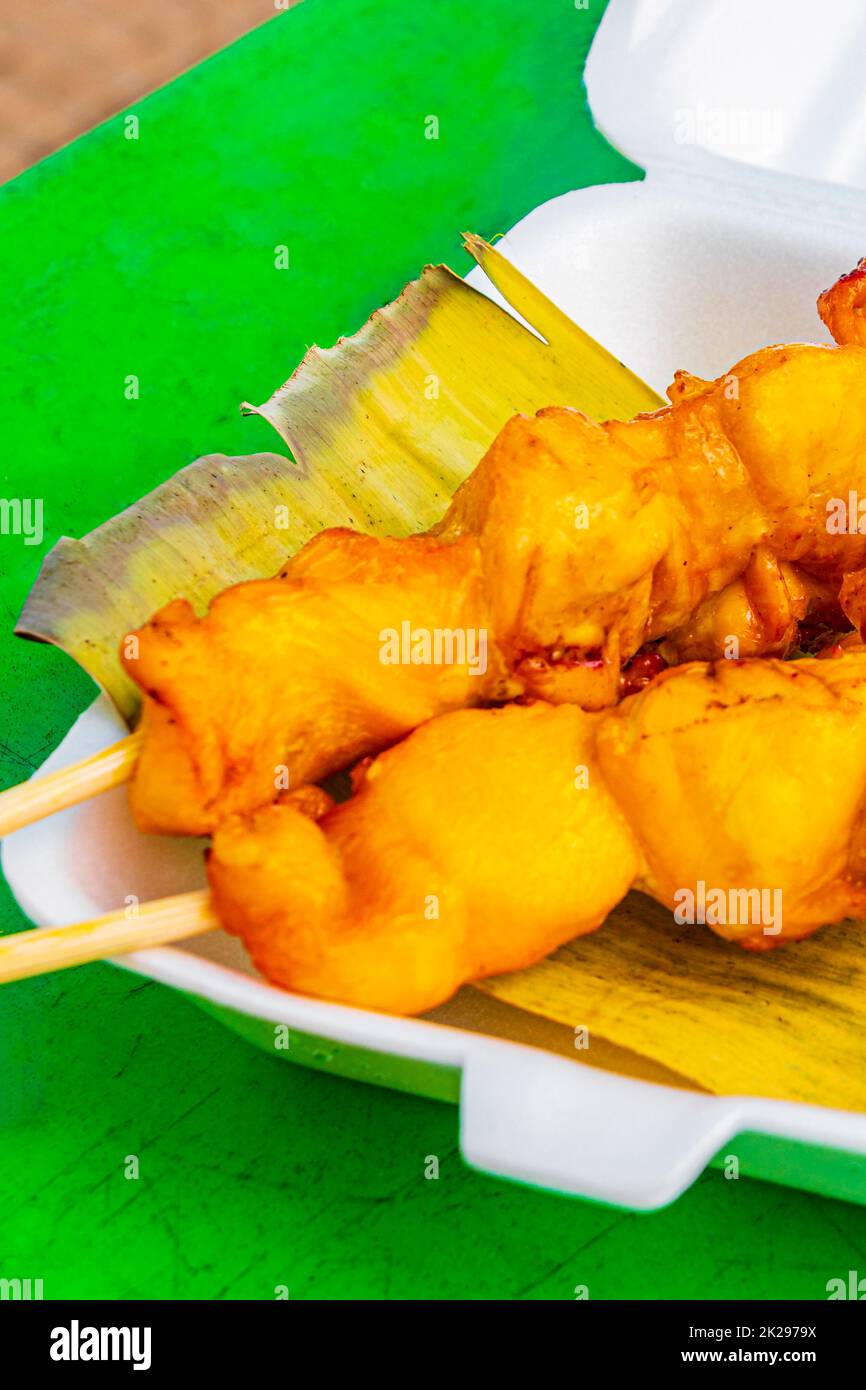 Spiedini di pollo alla griglia di cibo tailandese in foglia di banana Phuket Thailandia. Foto Stock