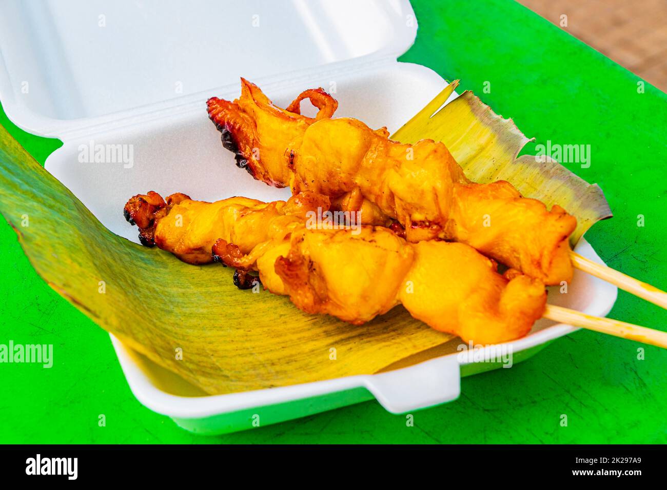 Spiedini di pollo alla griglia di cibo tailandese in foglia di banana Phuket Thailandia. Foto Stock