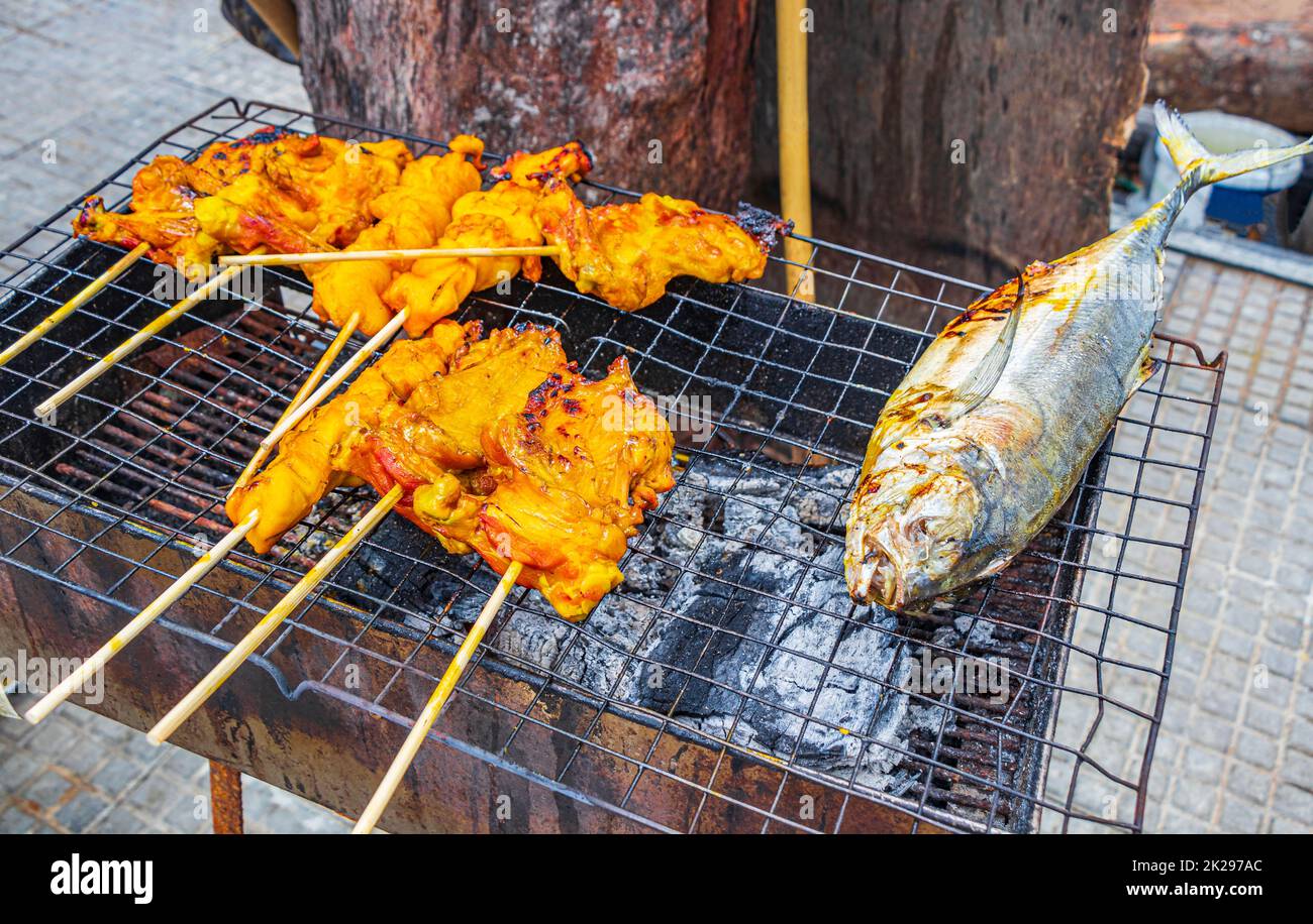 Cibo tailandese pollo alla griglia e pesce Naithon Beach Phuket Thailandia. Foto Stock