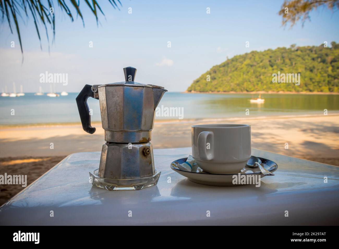 Bere caffè nel paradiso Koh Phayam, Ranong, Thailandia. Foto Stock