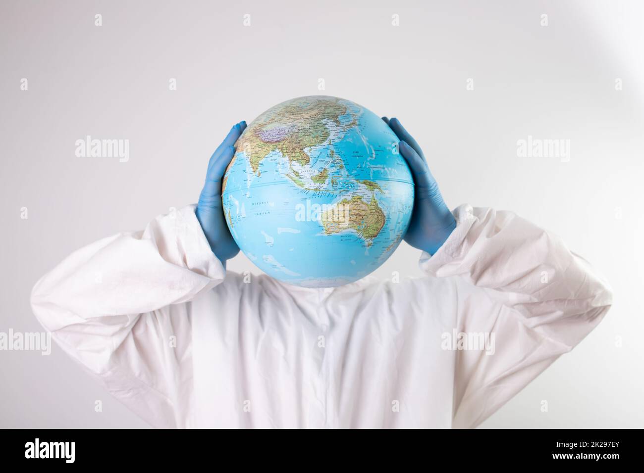 Medico che tiene il pianeta Terra invece di testa. Foto Stock