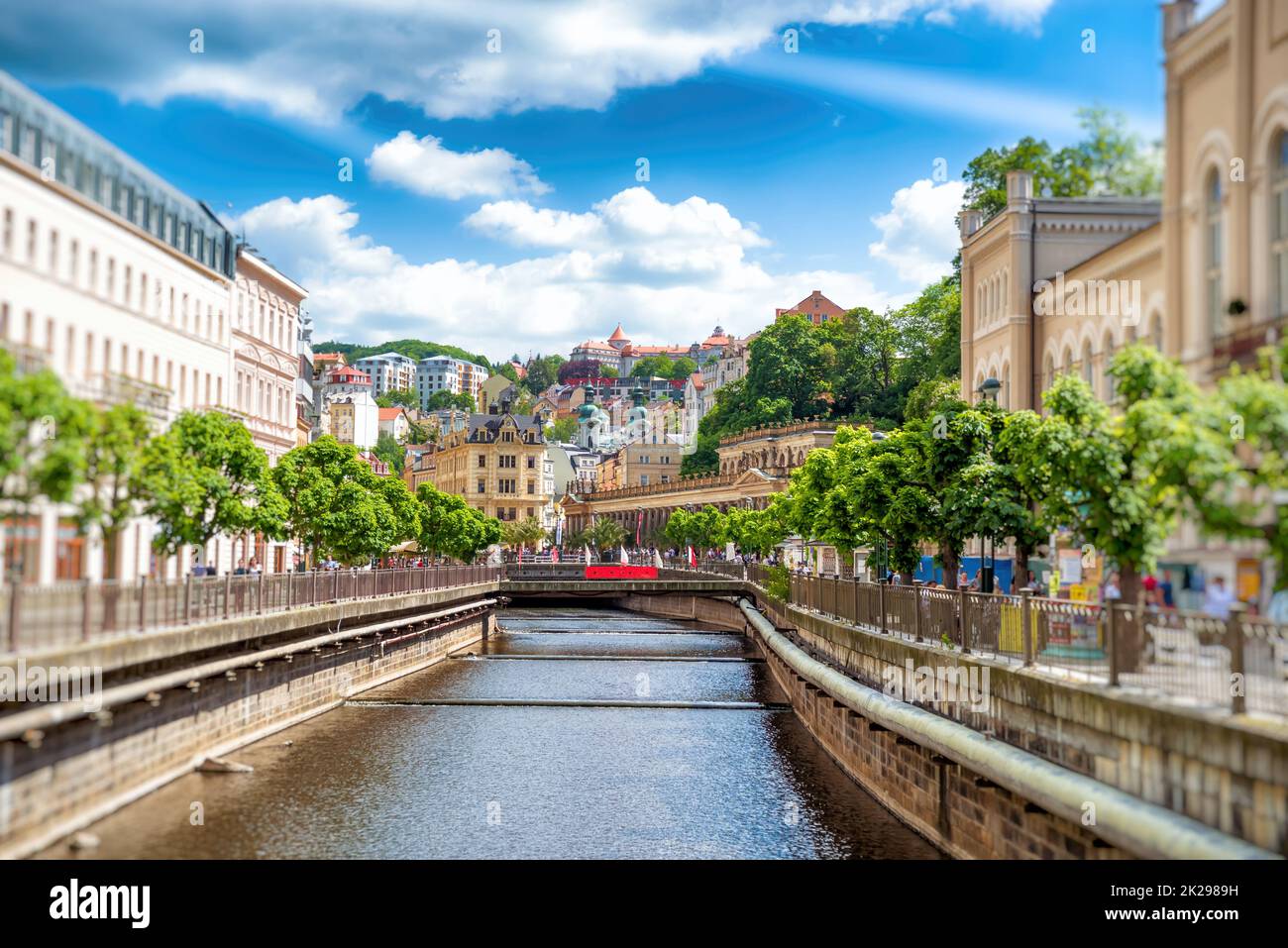 Il centro della città con edifici e hotel lungo il fiume Tepla e ponte sul canale. Karlovy Vary (Carlsbad), Repubblica Ceca Foto Stock