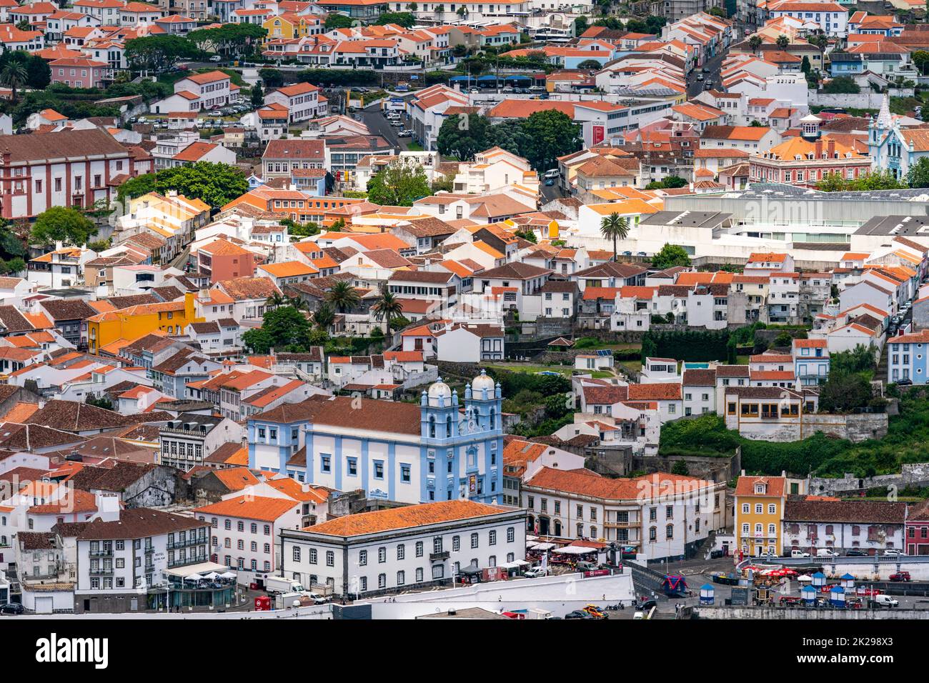 Vista sul centro storico della città e sulla Chiesa di Igreja da Misericordia dal Monte Brasil, ad Angra do Heroismo, Isola di Terceira, Azzorre, Portogallo. Foto Stock