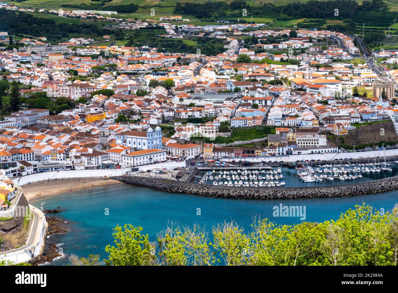 Vista sulla città del centro storico, spiaggia pubblica chiamata Praia de Angra do Heroismo e Chiesa di Igreja da Misericordia dal Monte Brasil, ad Angra do Heroismo, Isola di Terceira, Azzorre, Portogallo. Foto Stock