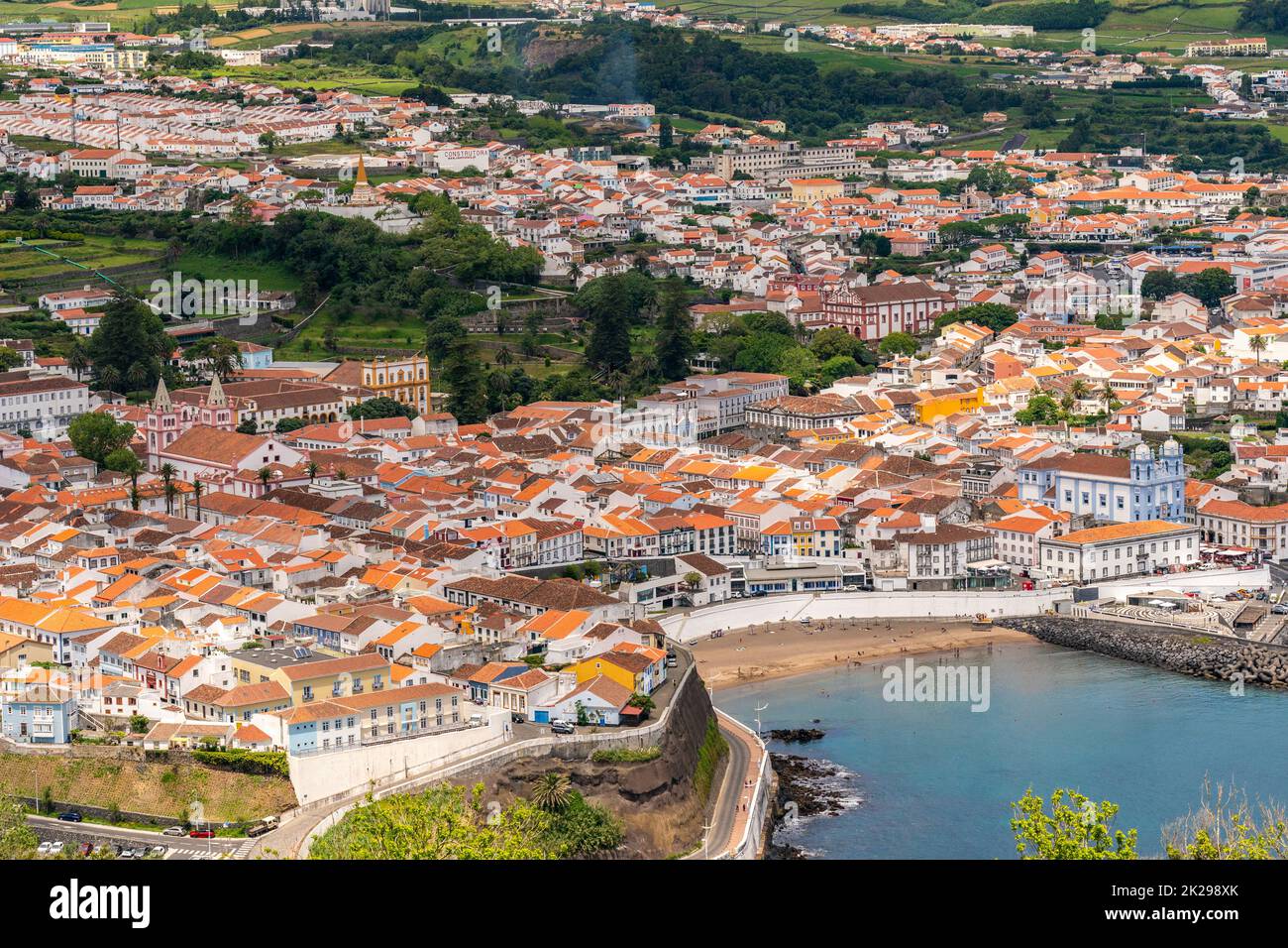 Vista sulla città del centro storico, spiaggia pubblica chiamata Praia de Angra do Heroismo e Chiesa di Igreja da Misericordia dal Monte Brasil, ad Angra do Heroismo, Isola di Terceira, Azzorre, Portogallo. Foto Stock