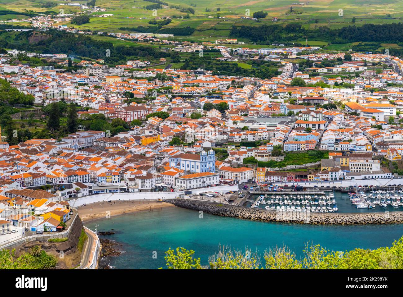 Vista sulla città del centro storico, spiaggia pubblica chiamata Praia de Angra do Heroismo e Chiesa di Igreja da Misericordia dal Monte Brasil, ad Angra do Heroismo, Isola di Terceira, Azzorre, Portogallo. Foto Stock