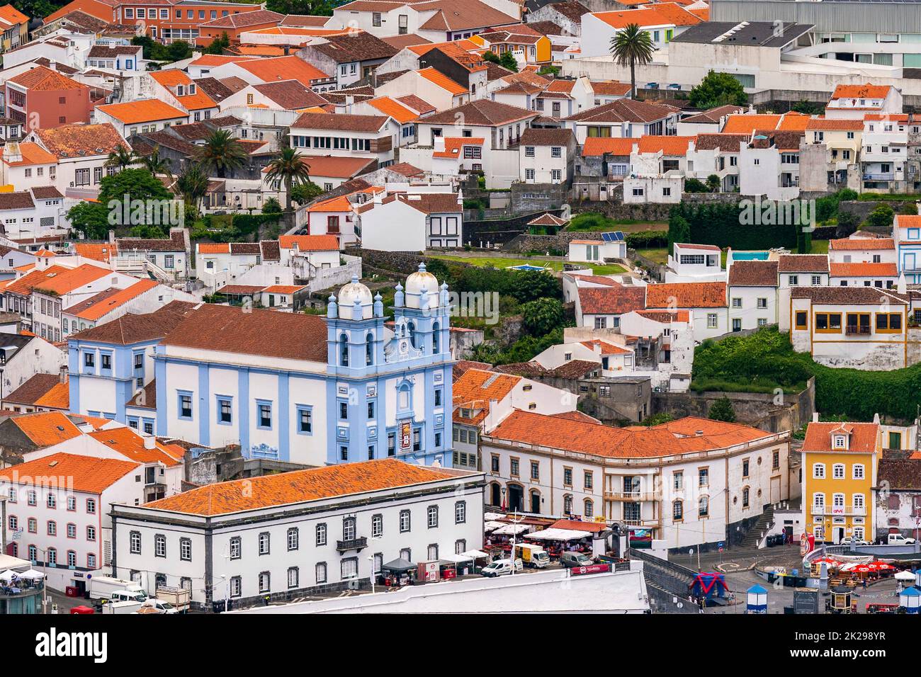 Vista sul centro storico della città e sulla Chiesa di Igreja da Misericordia dal Monte Brasil, ad Angra do Heroismo, Isola di Terceira, Azzorre, Portogallo. Foto Stock