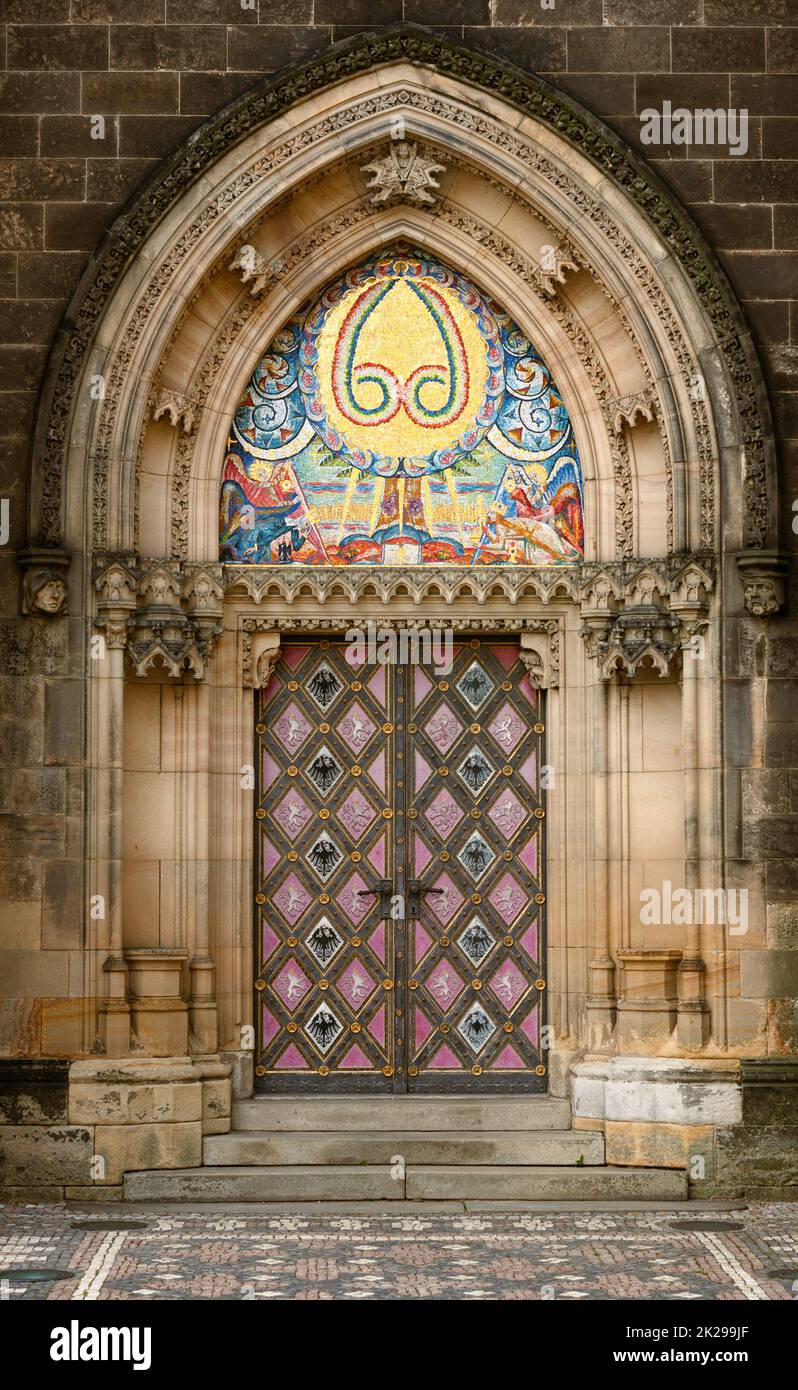 Le porte nella fortezza della Basilica di Vysehrad con il famoso leone della Boemia e lo stemma dell'aquila, Praga, Repubblica Ceca. Questo fa parte del vecchio forte. Foto Stock