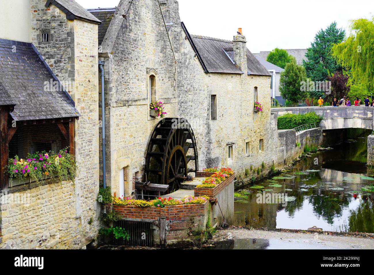 Mulino ad acqua sul fiume Aure a Bayeux, Normandia, Francia Foto Stock