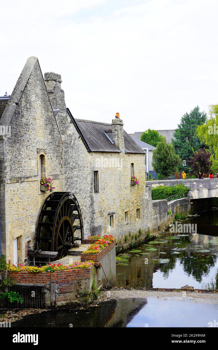 Mulino ad acqua sul fiume Aure a Bayeux, Normandia, Francia Foto Stock