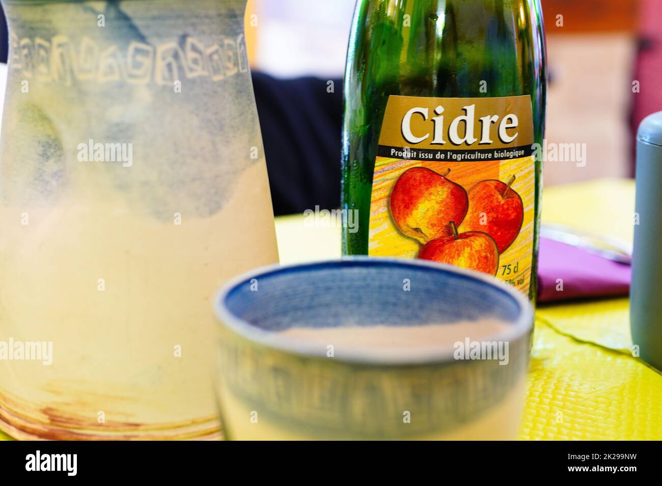 Bottiglia di Cidre con disegno di mele rosse Foto Stock