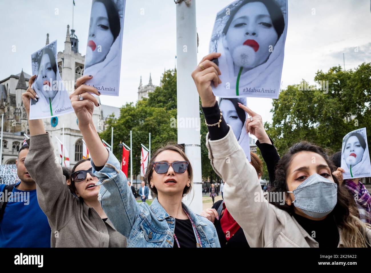 Londra, Regno Unito. 22 settembre 2022. Gli iraniani che vivono a Londra protestano in Parliament Square reagendo alla notizia della morte, il 16 settembre, di Mahsa Amini, una donna curda di 22 anni, morta in custodia della polizia a Teheran. Presumibilmente, era stata detenuta dalla polizia morale iraniana per aver indossato un velo da hijab in modo “improprio”. In Iran si stanno svolgendo proteste e l'accesso a Internet e ai social media è ora limitato. Credit: Stephen Chung / Alamy Live News Foto Stock