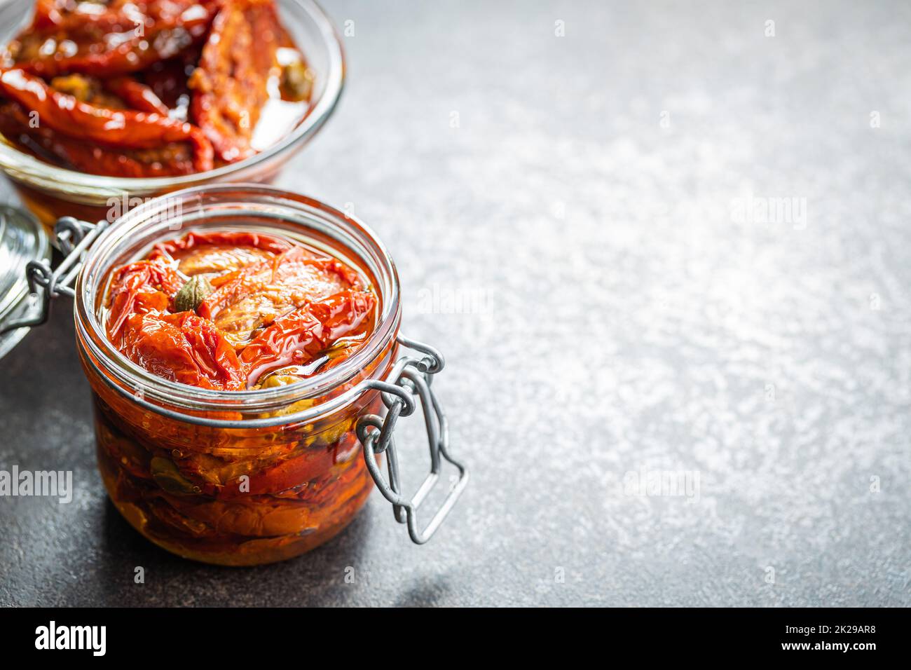 Tomatoe essiccato al sole. Vasetto di pomodori sottaceto. Foto Stock