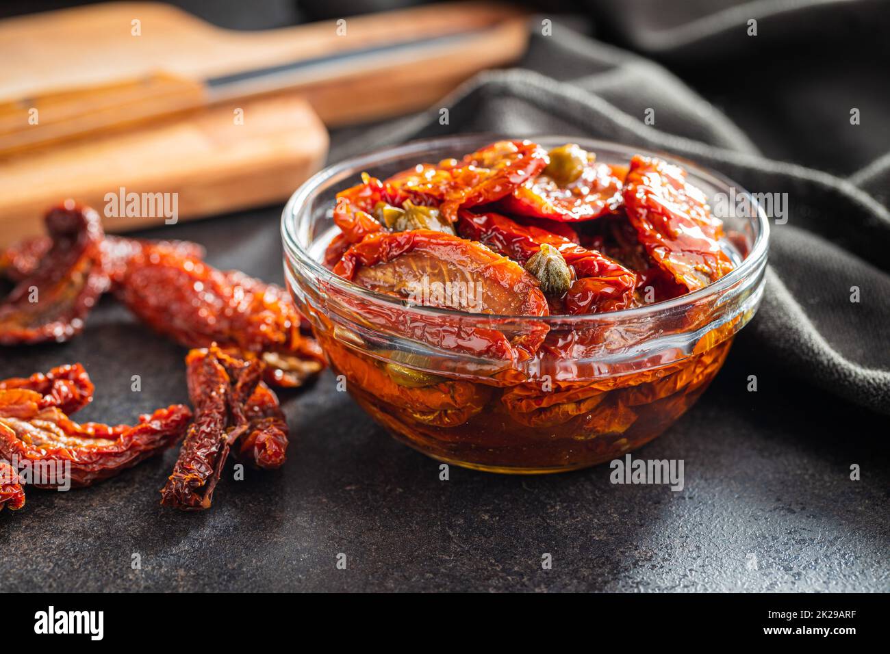 Tomatoe essiccato al sole. Pomodori sottaceto in ciotola. Foto Stock