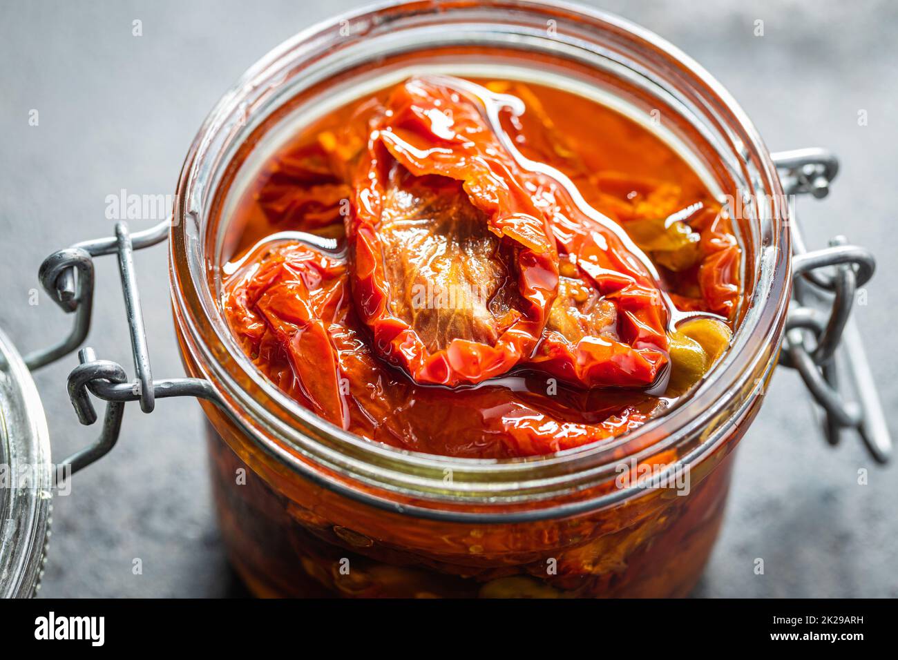 Tomatoe essiccato al sole. Pomodori sottaceto in vaso. Foto Stock